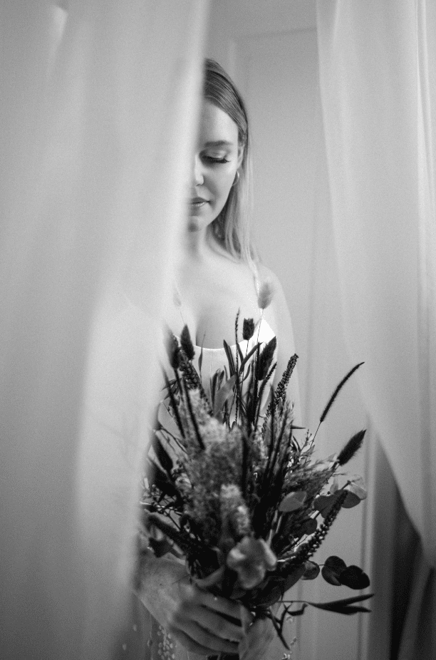 Braut hinter Vorhang