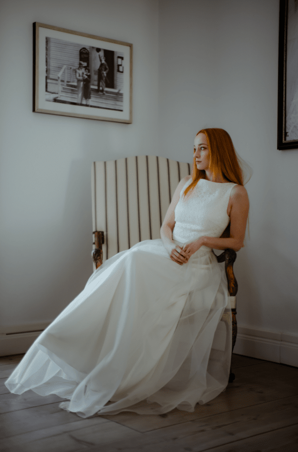 Braut im Kleid auf Sessel