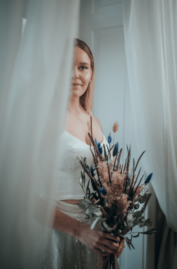Braut hinter Vorhang